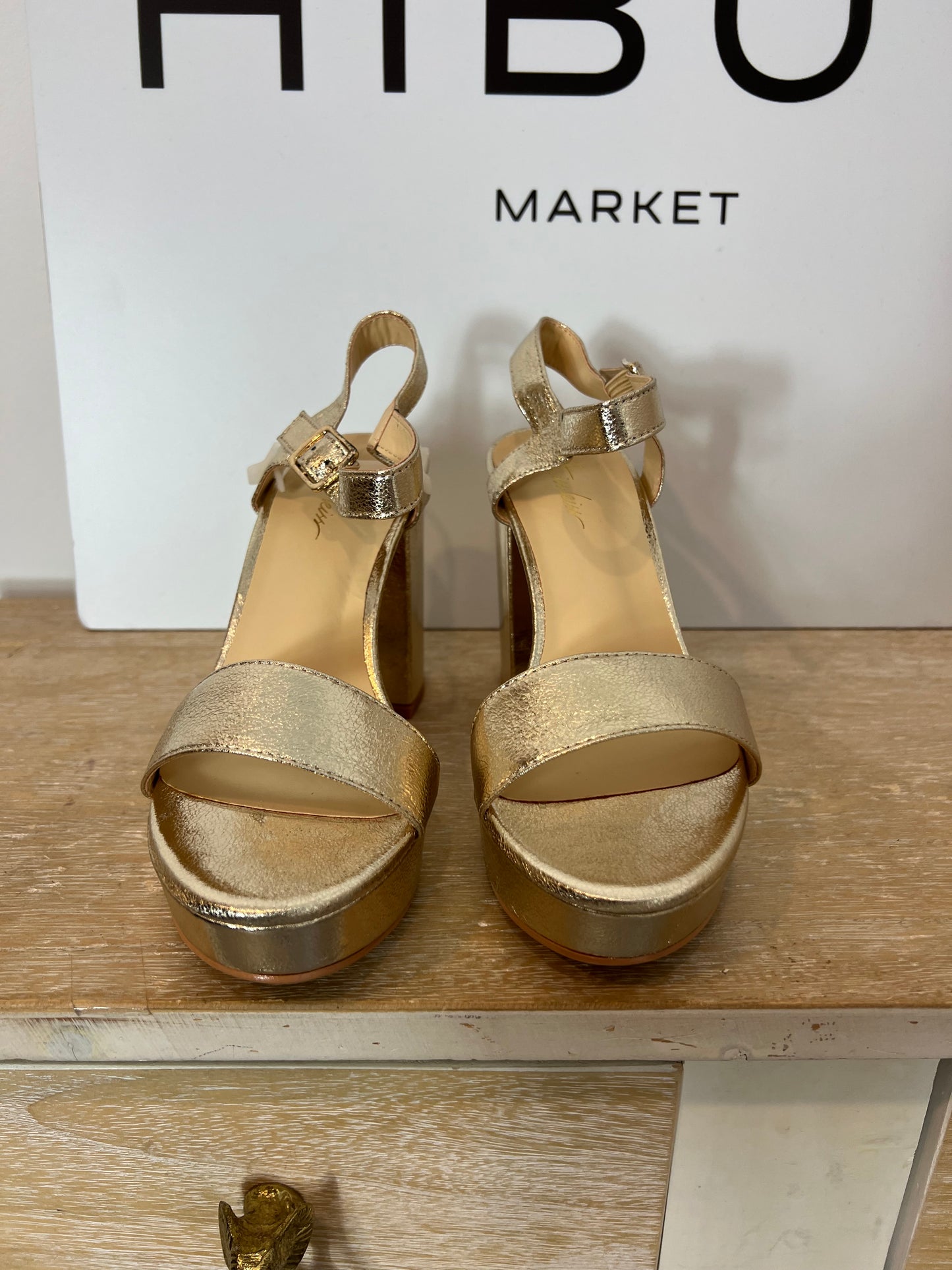 OTHERS. Gold sandals, heel size 37