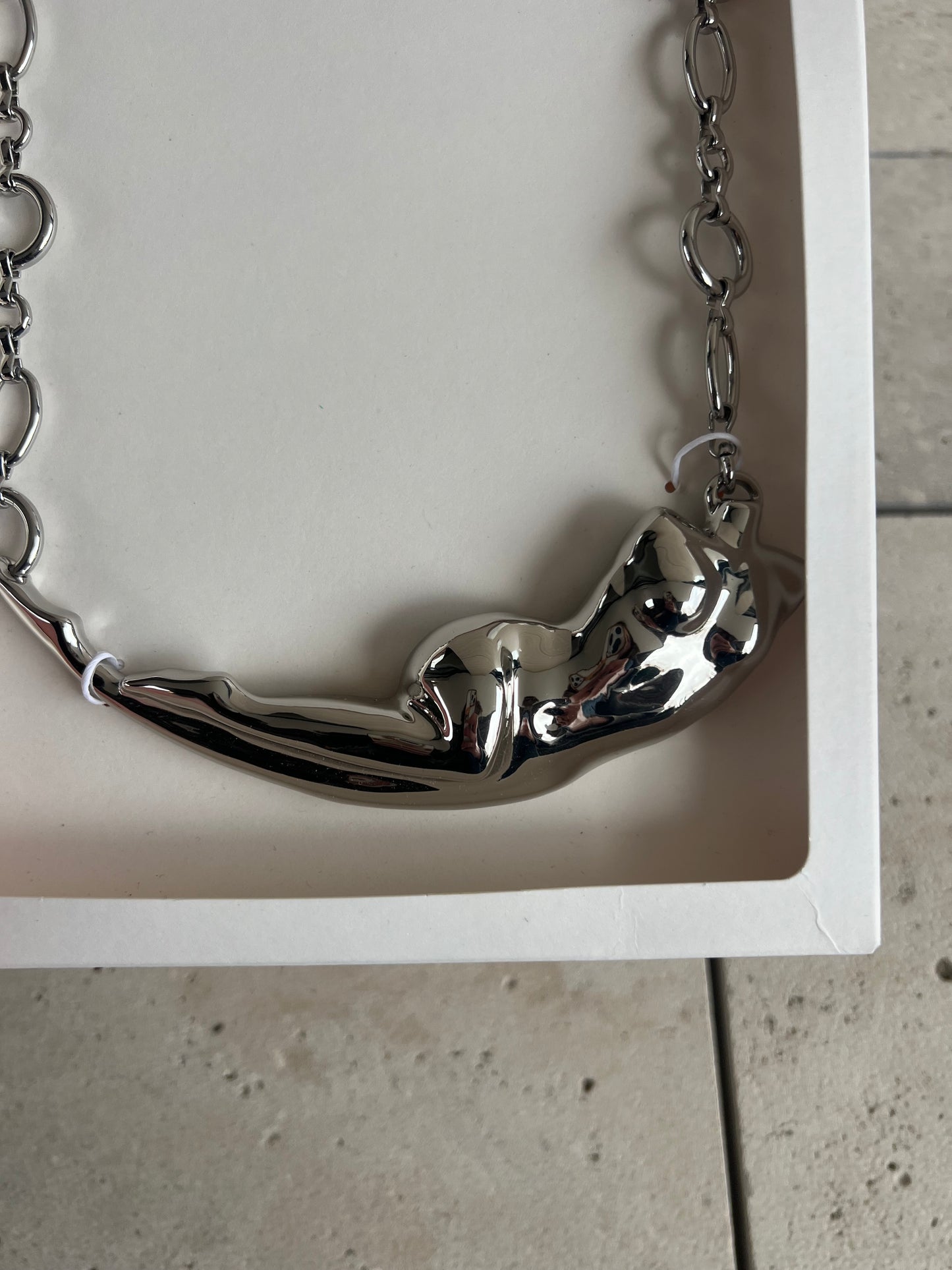 ZARA. Collar figura plateado. T M