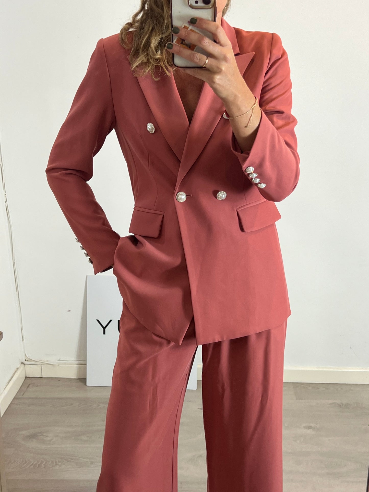 BRUNA. Total dark pink look with details. TS