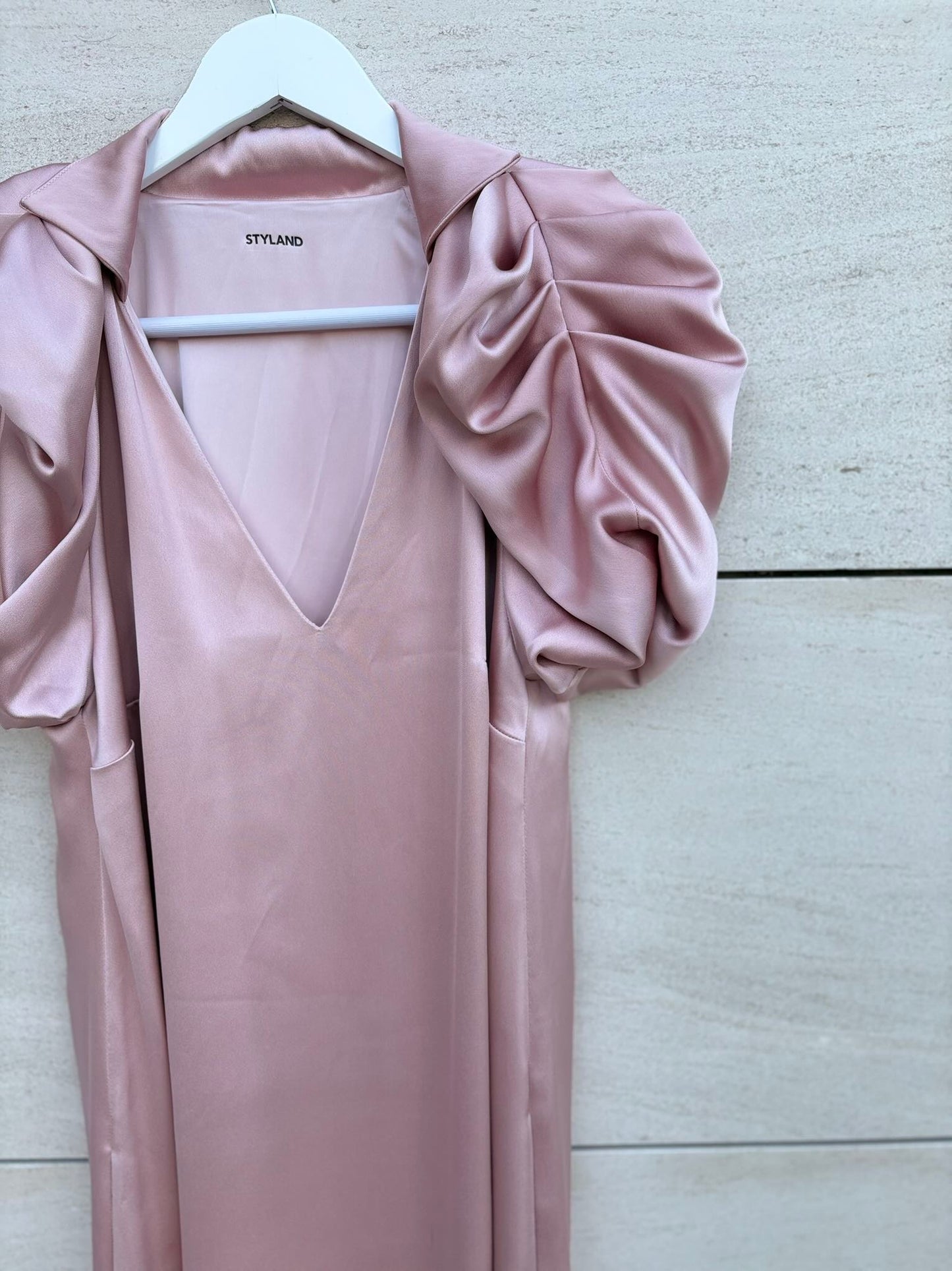 STYLAND. Vestido largo rosa satinado