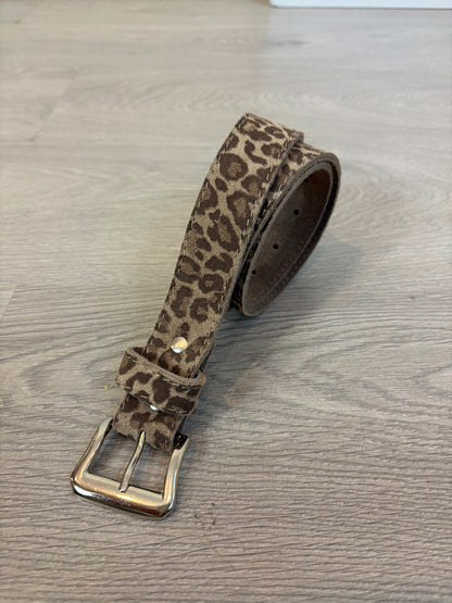 OTRAS. Cinturón animal print piel