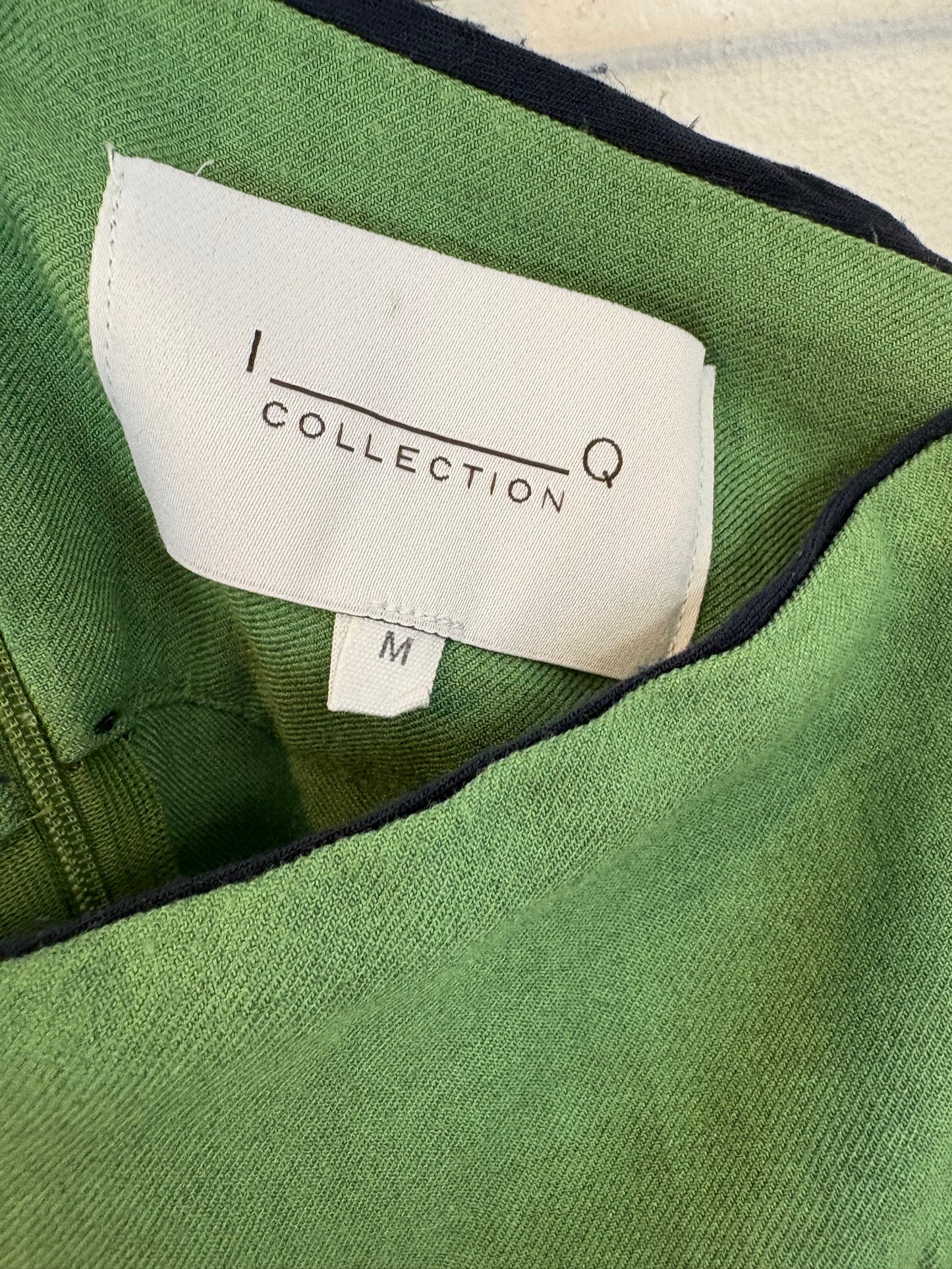 IQ COLLECTION. Falda midi verde asiemtrica