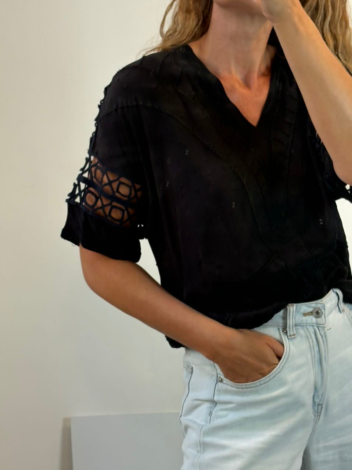 IRO. Top negro bordados detalle mangas