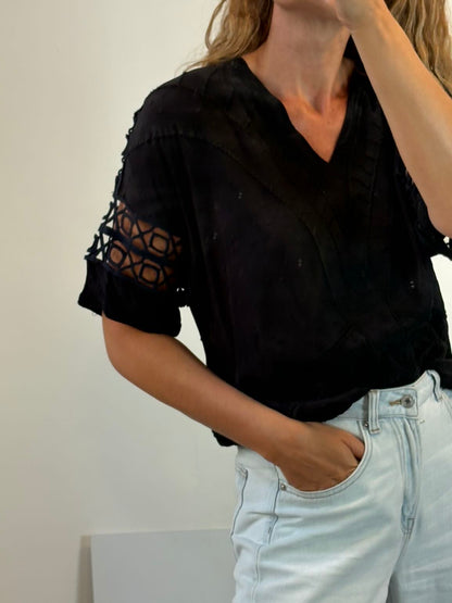 IRO. Top negro bordados detalle mangas