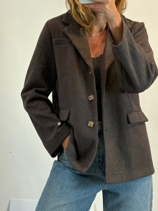 NATURA. Chaqueta marrón textura