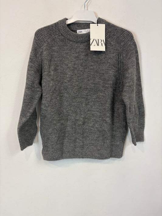 ZARA. Jersey gris cuello redondo. T 7 años