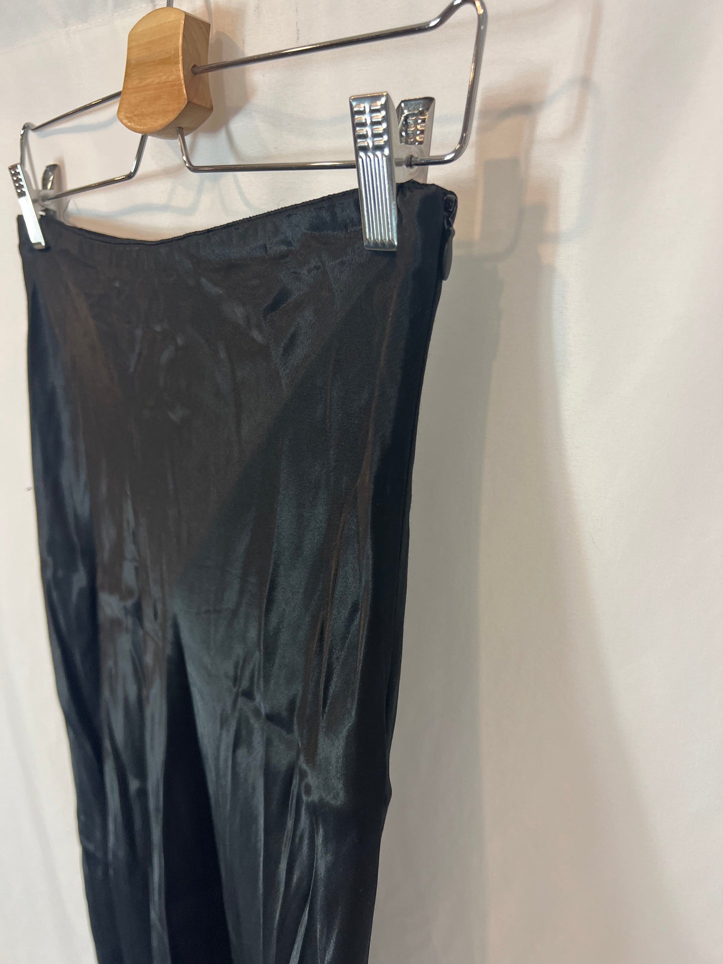 ZARA. falda negra satinada T.s