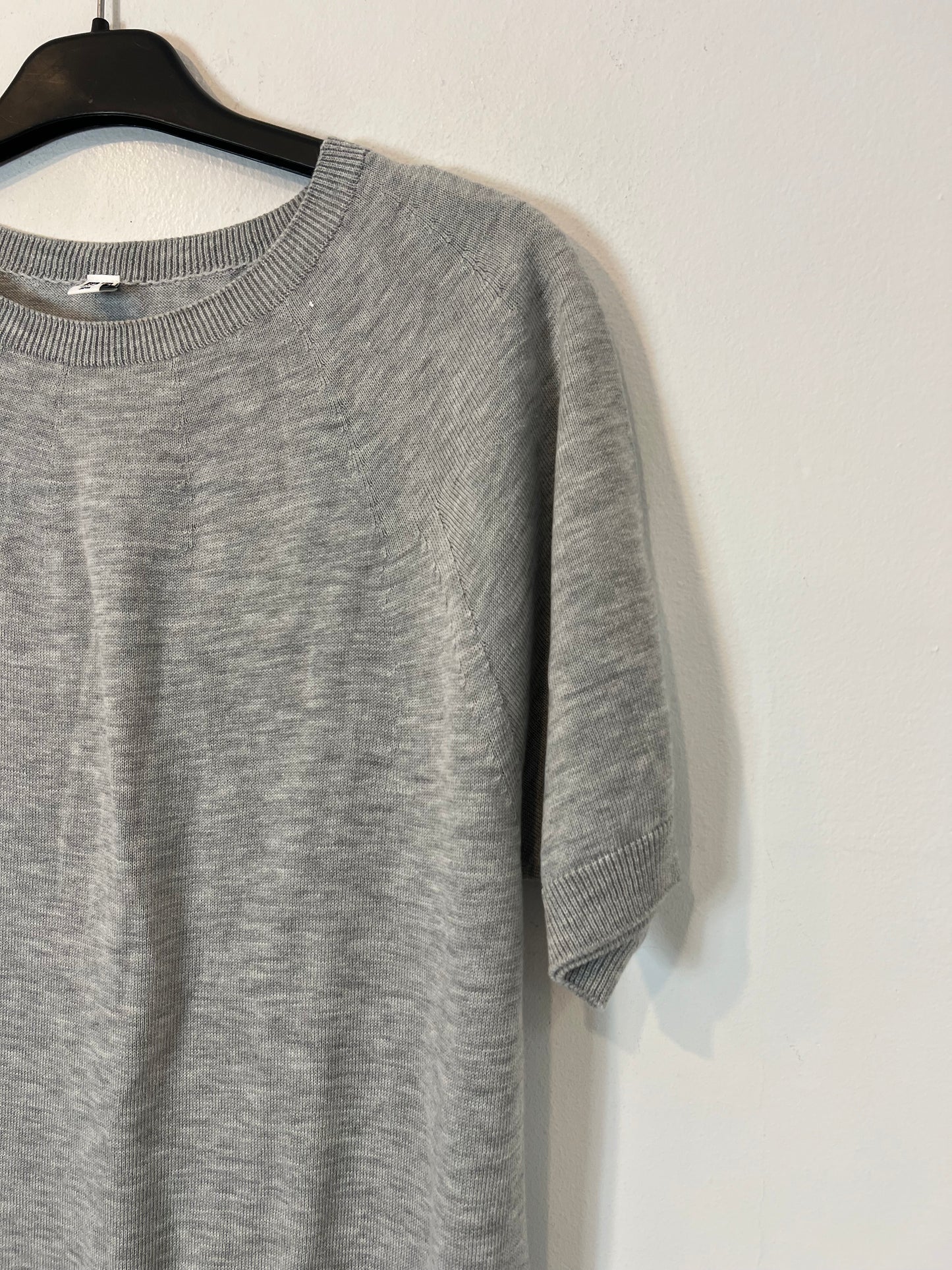 UNIQLO. Top punto gris T.xs