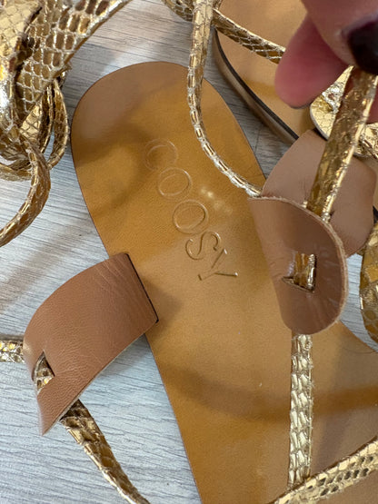 COOSY. Golden strap sandal. T 39
