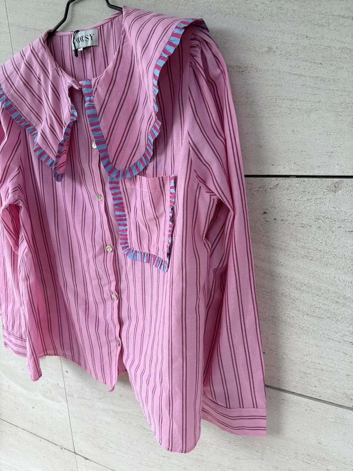 COOSY. Blusa rosa volantes mini