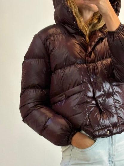 EMME Marella. Plumas berenjena oscuro capucha