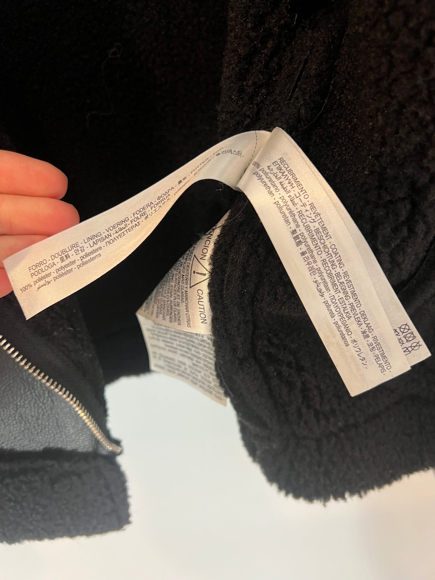 ZARA. Biker negra efecto piel con borrego. T S