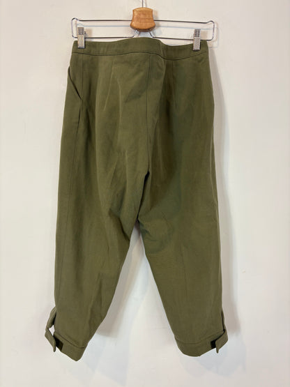 TBA. Pantalón verde media pierna