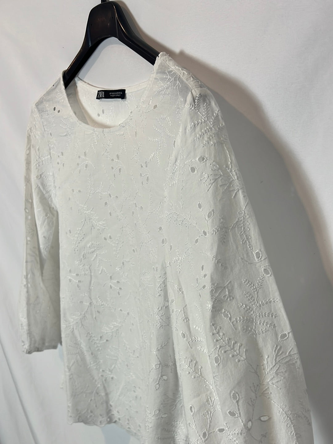 ZARA. Blusa blanca bordada perforada. T XS