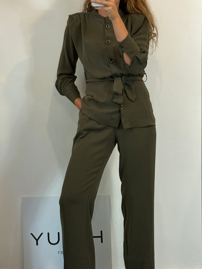 VOGANA. Total look verde fluido