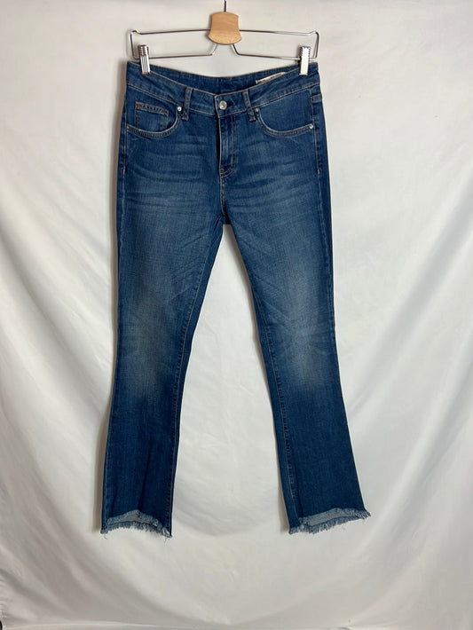 ZARA. Slightly flared denim. T 38