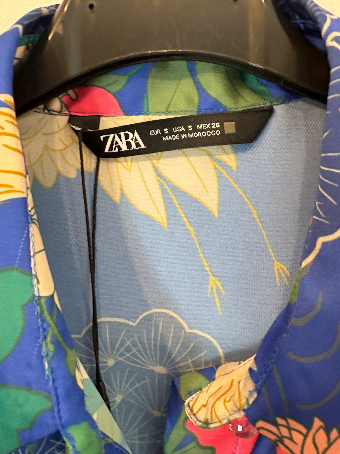 ZARA. Camisa azul estampada satinada