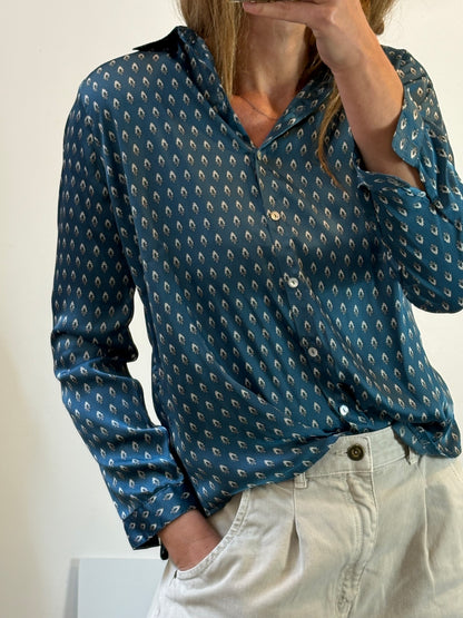 NOON. Blusa  satinada azul estampada