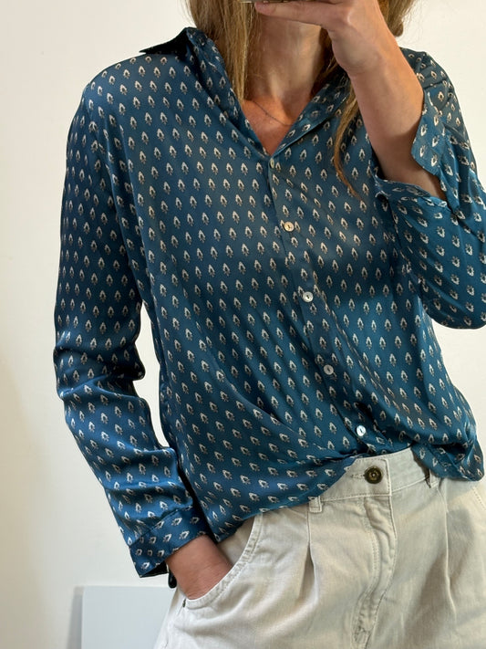 NOON. Blusa  satinada azul estampada