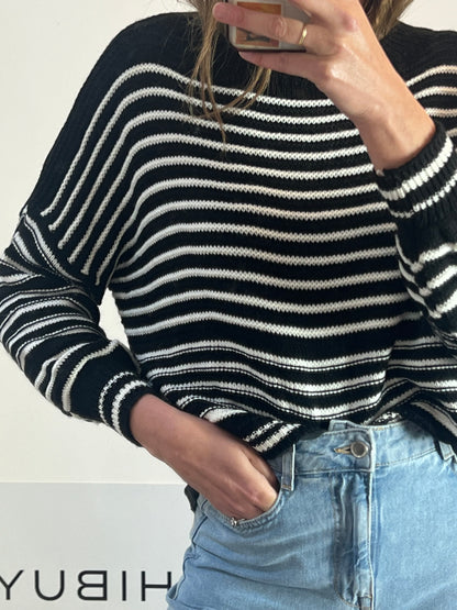 OTRAS. Jersey negro rayas blancas T. S/M