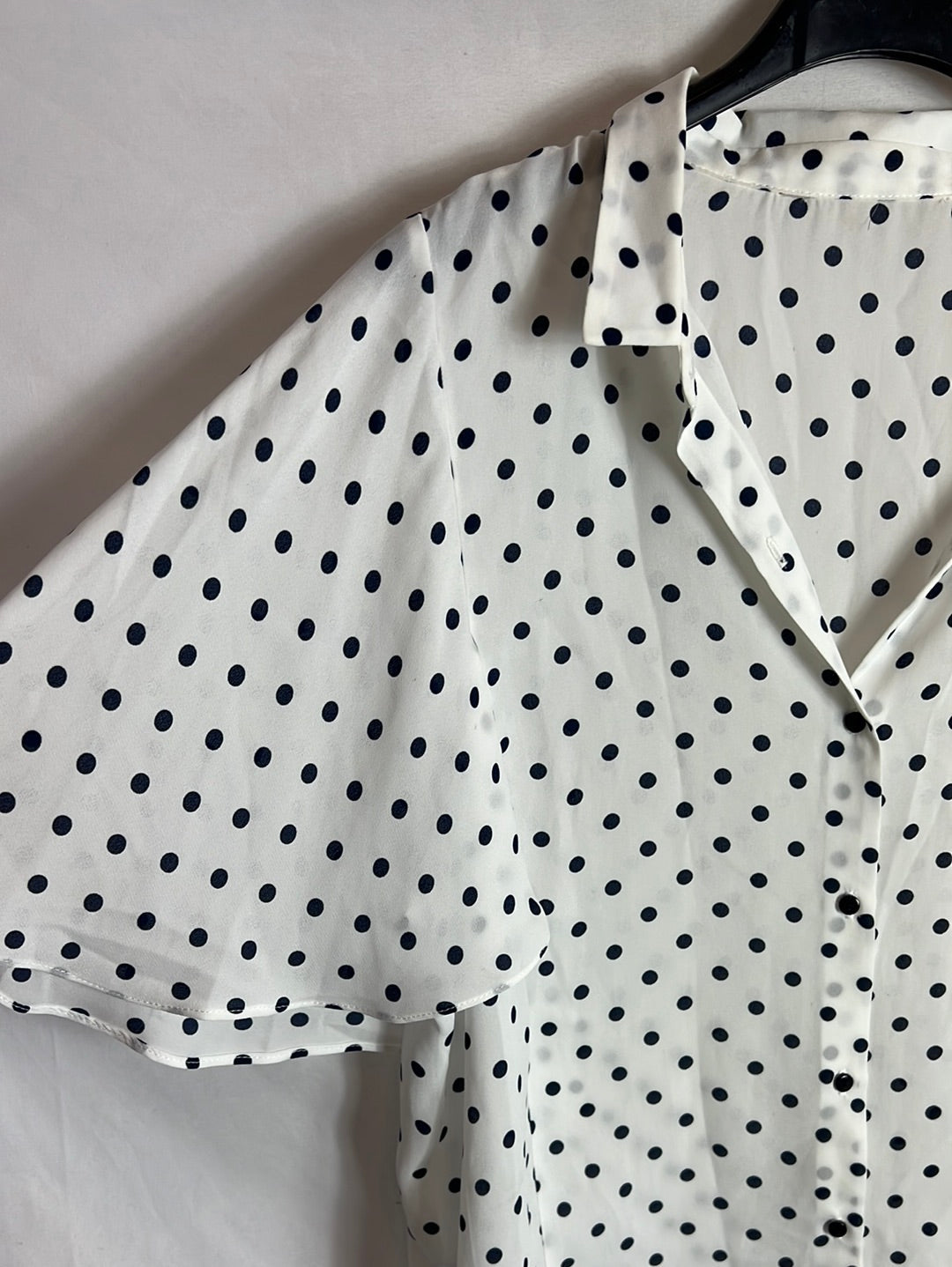OTRAS. Blusa blanca lunares mangas volante. TM
