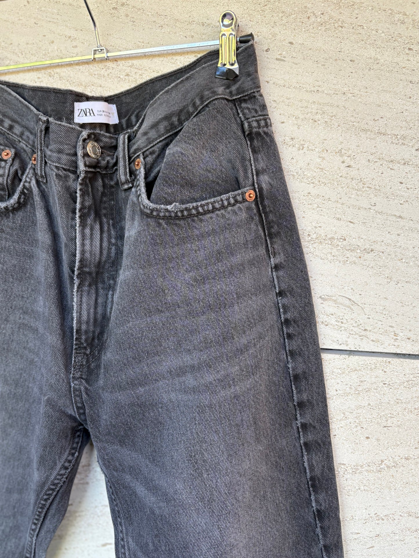 ZARA. Denim recto gris oscuro. T 38