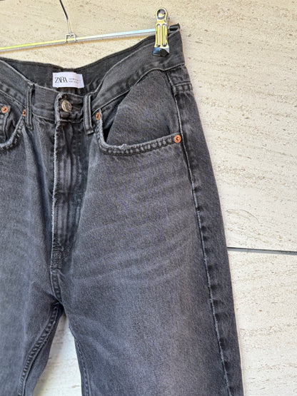ZARA. Denim recto gris oscuro. T 38