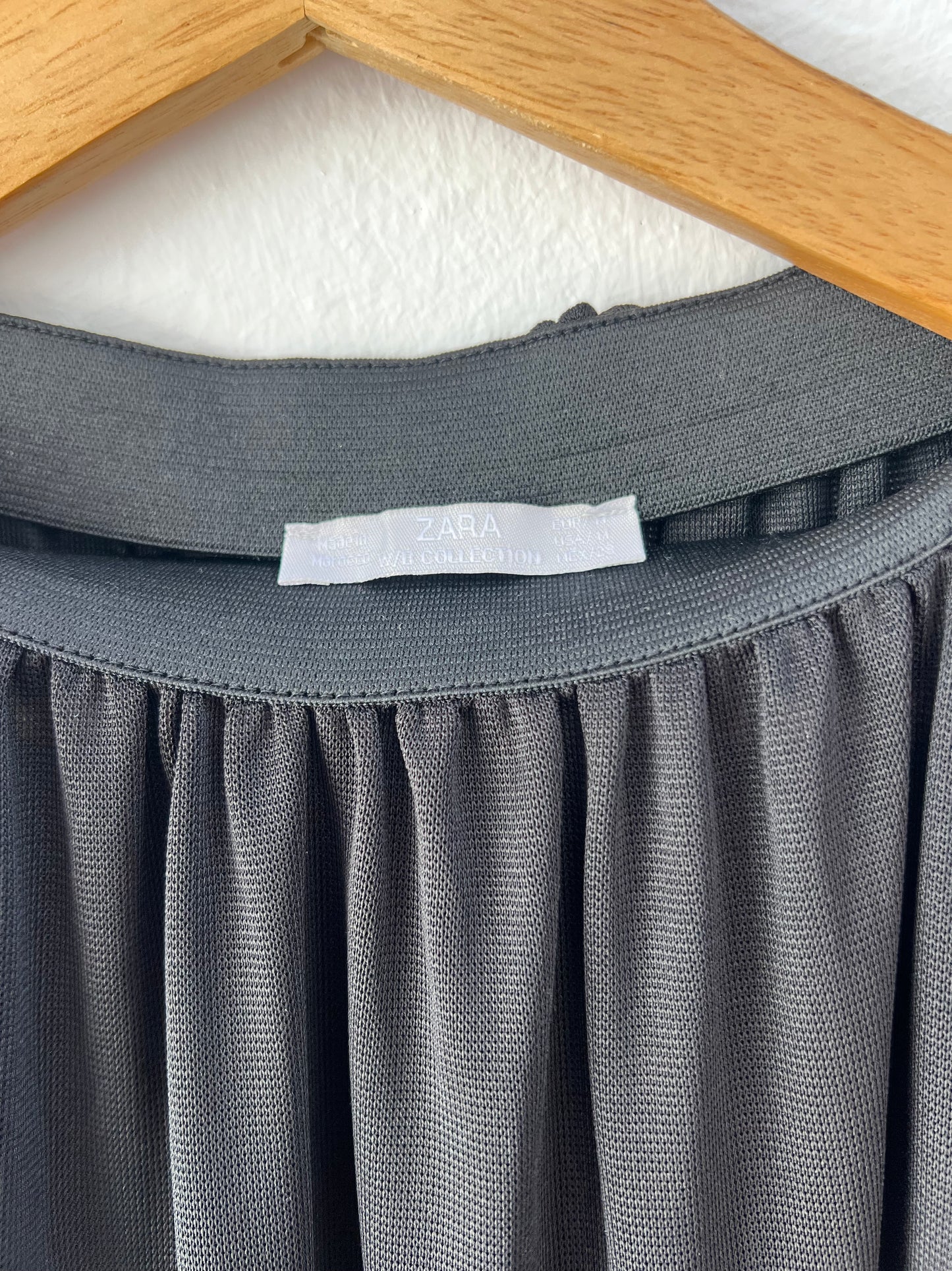 ZARA. Vestido negro escote fruncido punto T.m