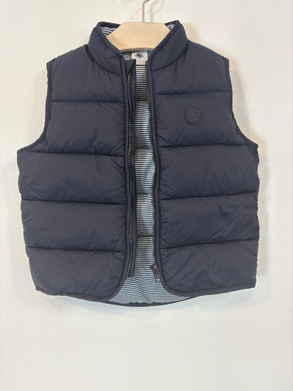 PETIT BATEAU. Chaleco azul acolchado. T 6 años