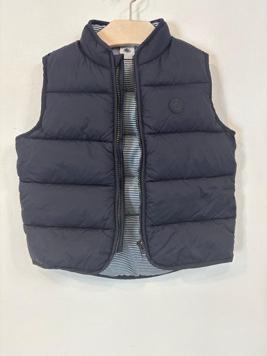 PETIT BATEAU. Chaleco azul acolchado. T 6 años