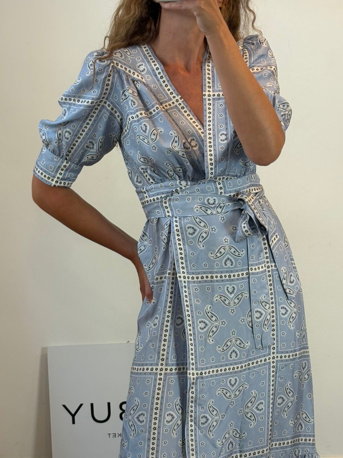 SANDRO. Vestido largo cruzado seda  azul claro
