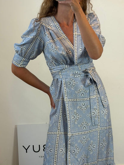 SANDRO. Vestido largo cruzado seda  azul claro