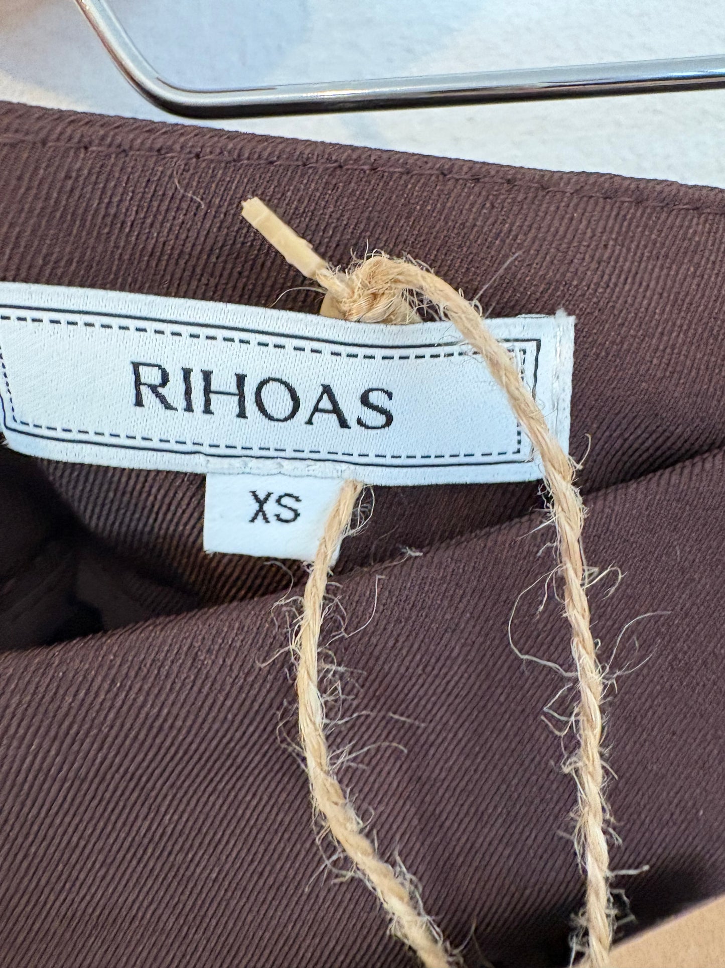 Falda midi marón fluida