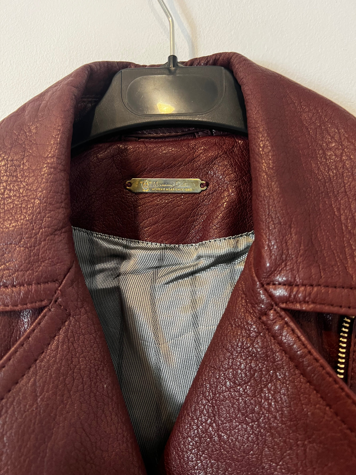 MASSIMO DUTTI. Chaqueta burdeos piel