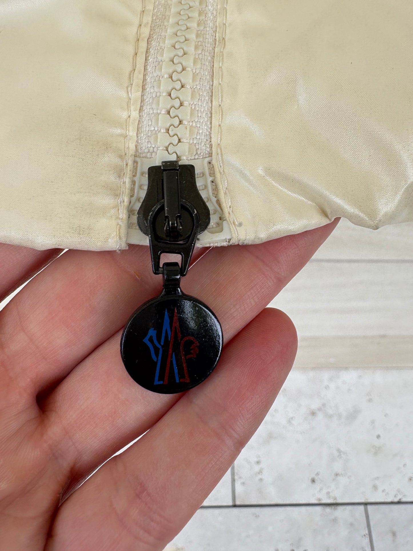 MONCLER. Chaleco ligero beige claro . T 2 (S/M)