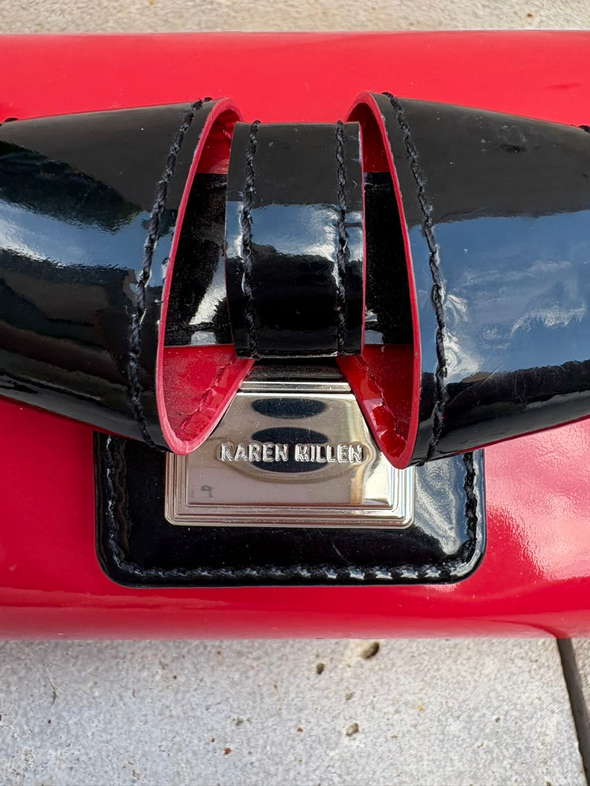 KAREN MILLEN. Bolso de mano charol bicolor