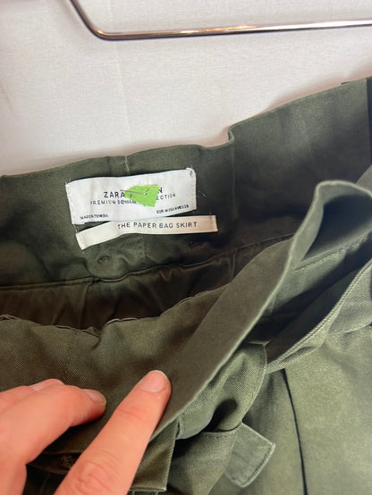 ZARA. Falda verde asimétrica. TM