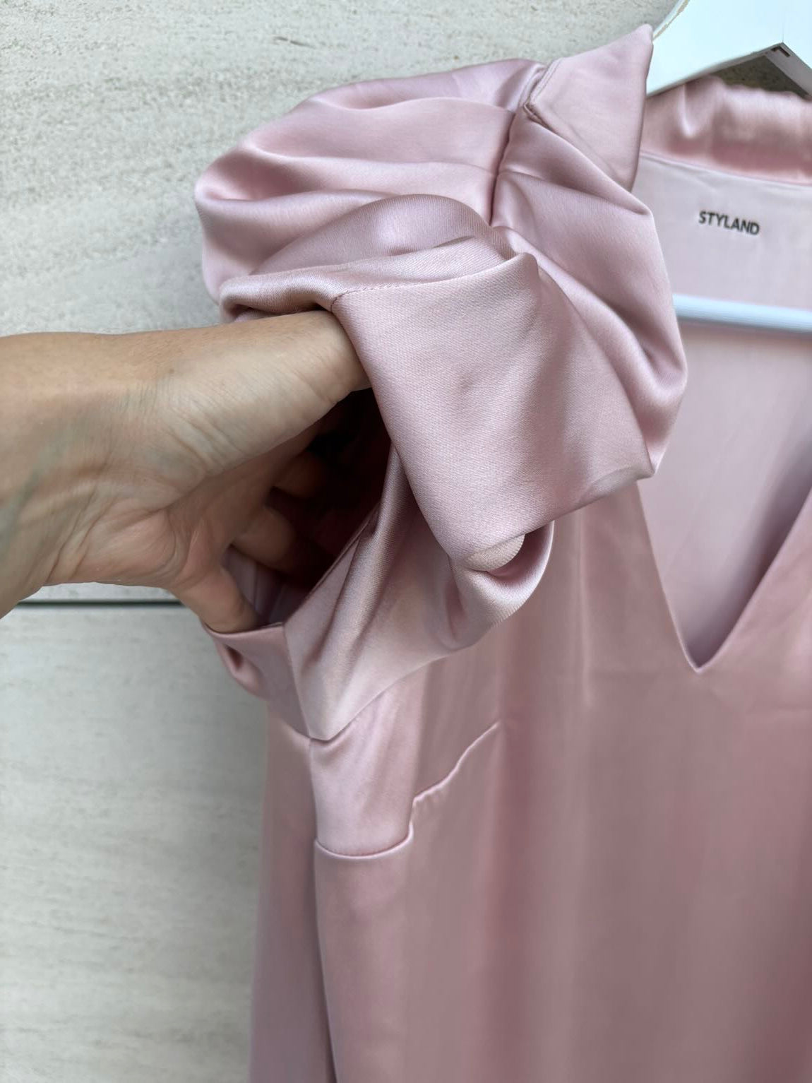 STYLAND. Vestido largo rosa satinado