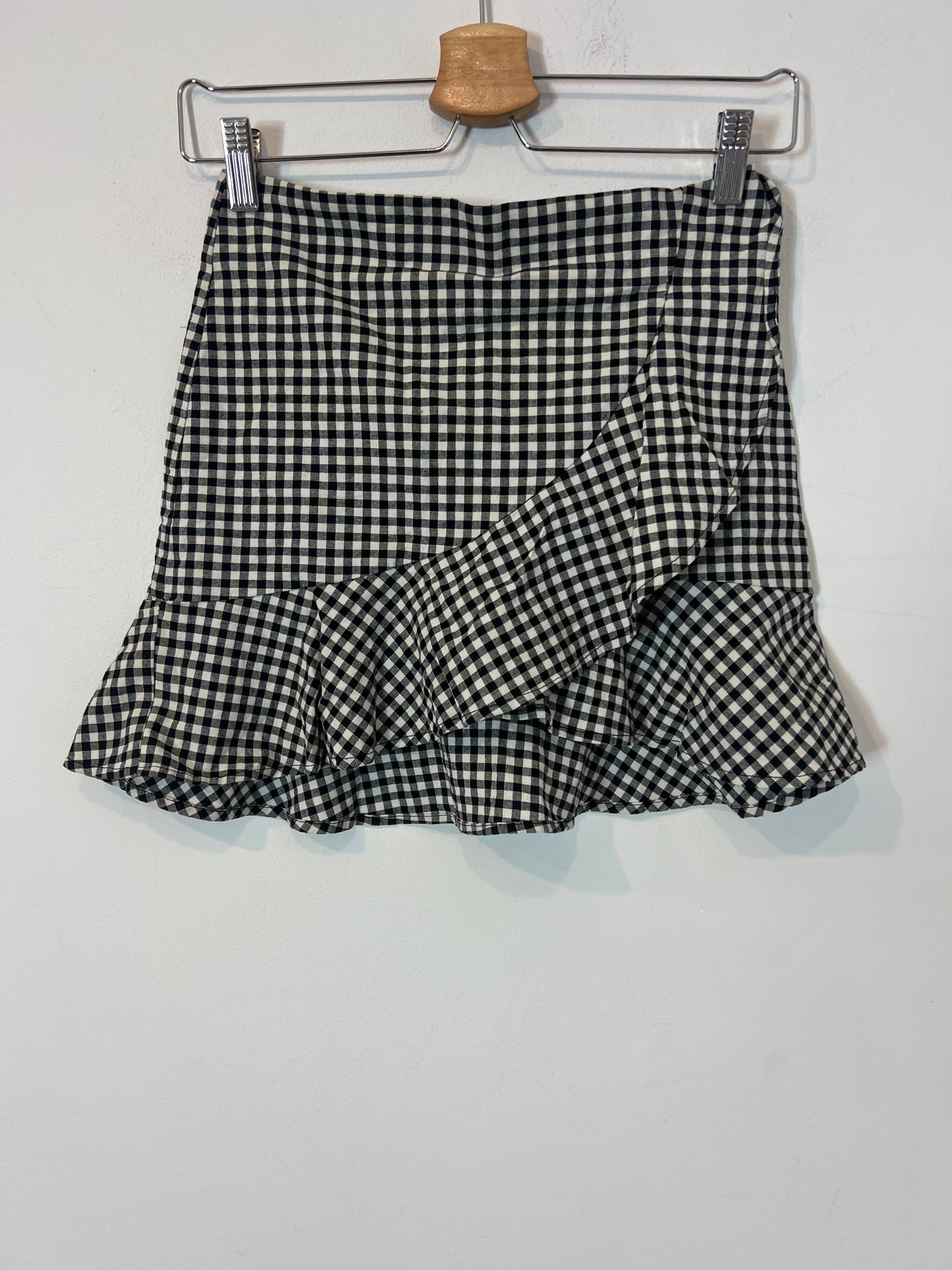 H&amp;M. Checkered flounce skirt. XS
