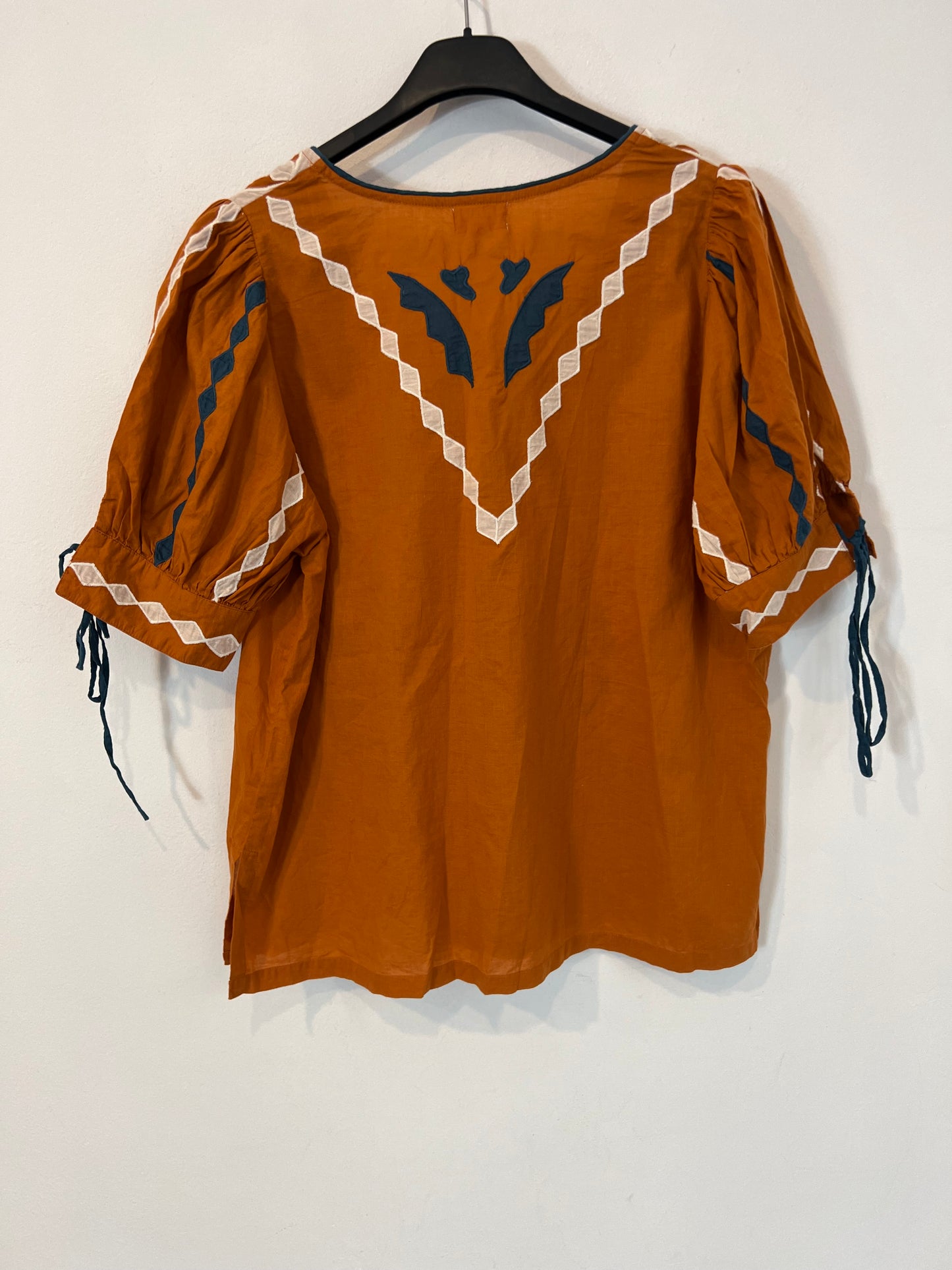 MAKSU. Top caldero bordados. T M