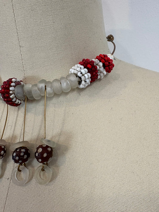 OTRAS. Choker cuenta rojas y blancas