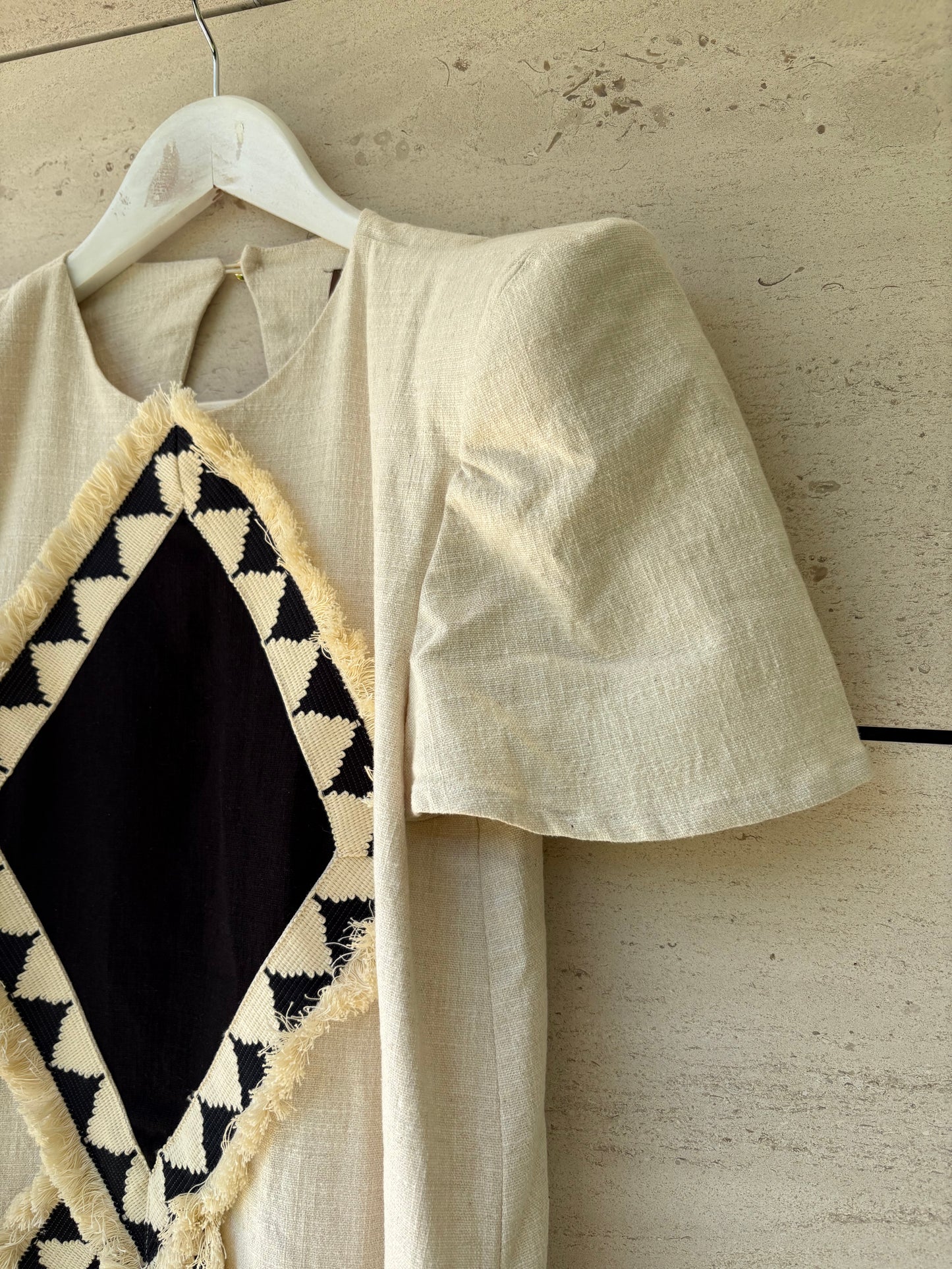 IQ COLLECTION. Beige embroidered Ts dress