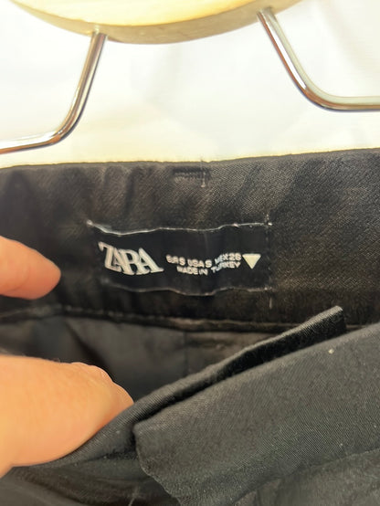 ZARA. pantalón corto negro satinado T.s