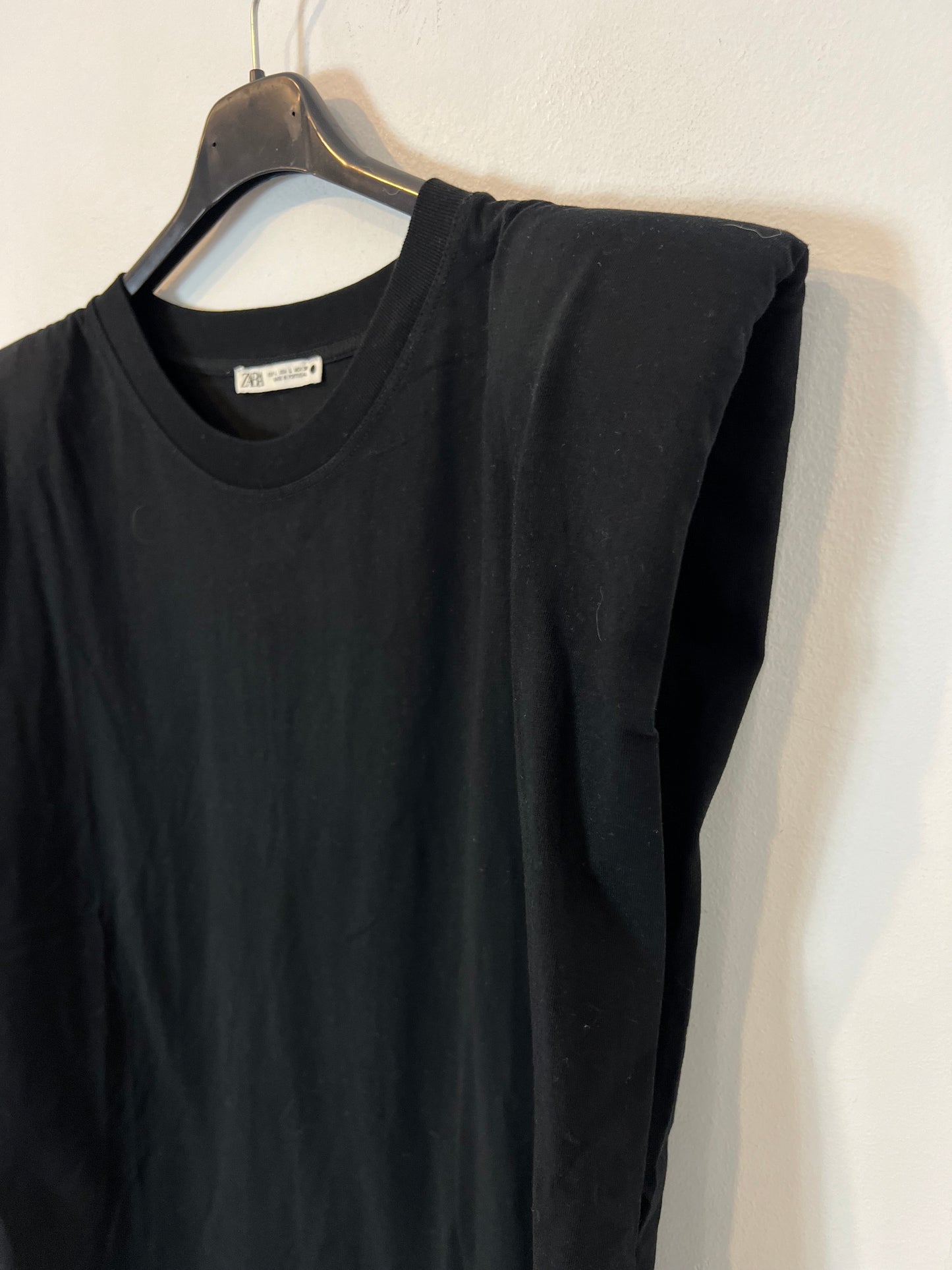ZARA. Camiseta negra hombreras. T L