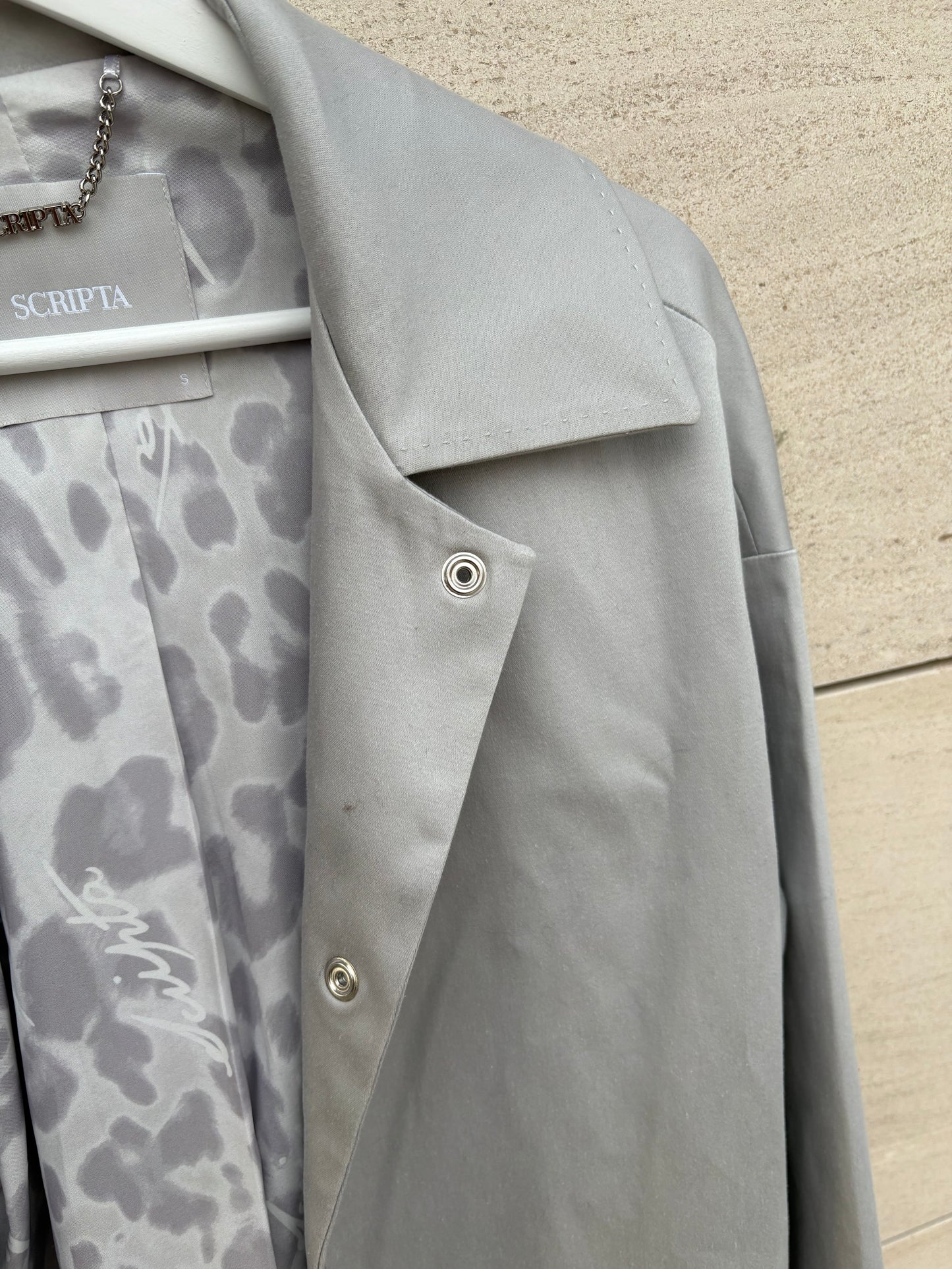 SCRIPTA. Gabardina larga gris claro