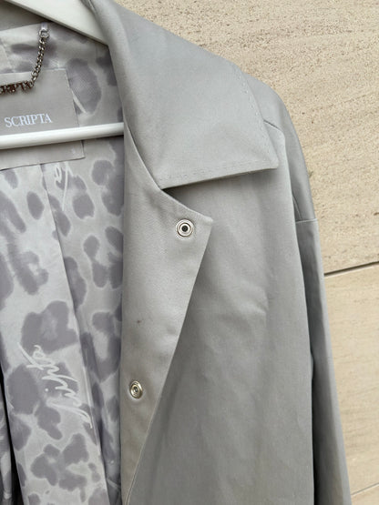 SCRIPTA. Gabardina larga gris claro