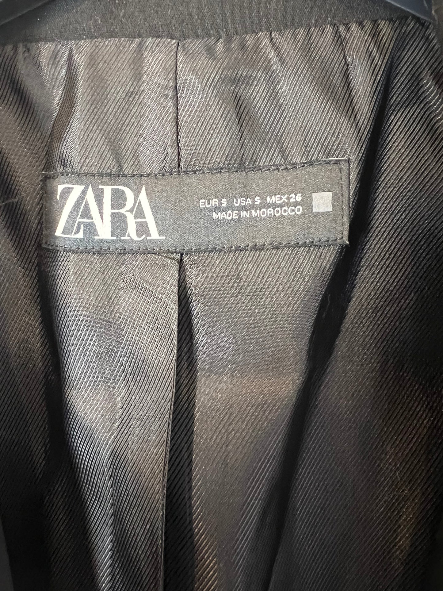 ZARA. Blazer negra solapa satinada. T S