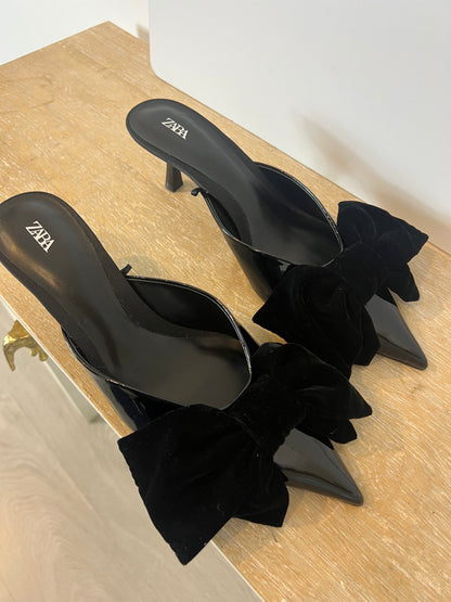 ZARA. Black patent leather high heel shoe with velvet bow. Size 37