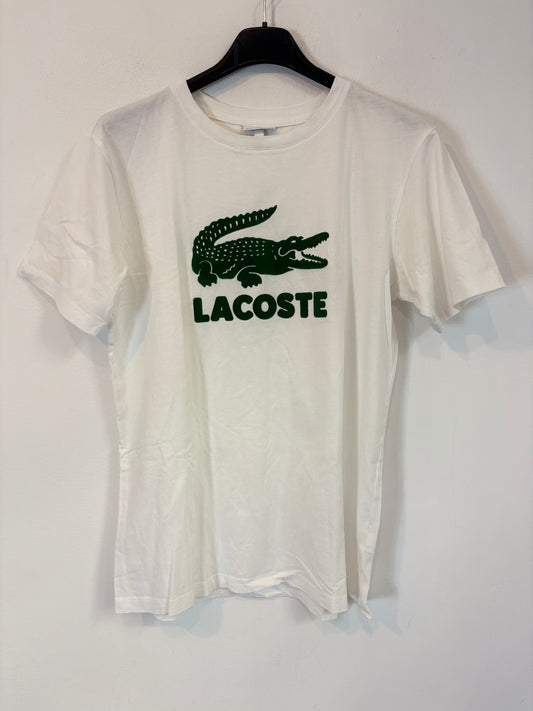 LACOSTE. Camiseta blanca logo textura.