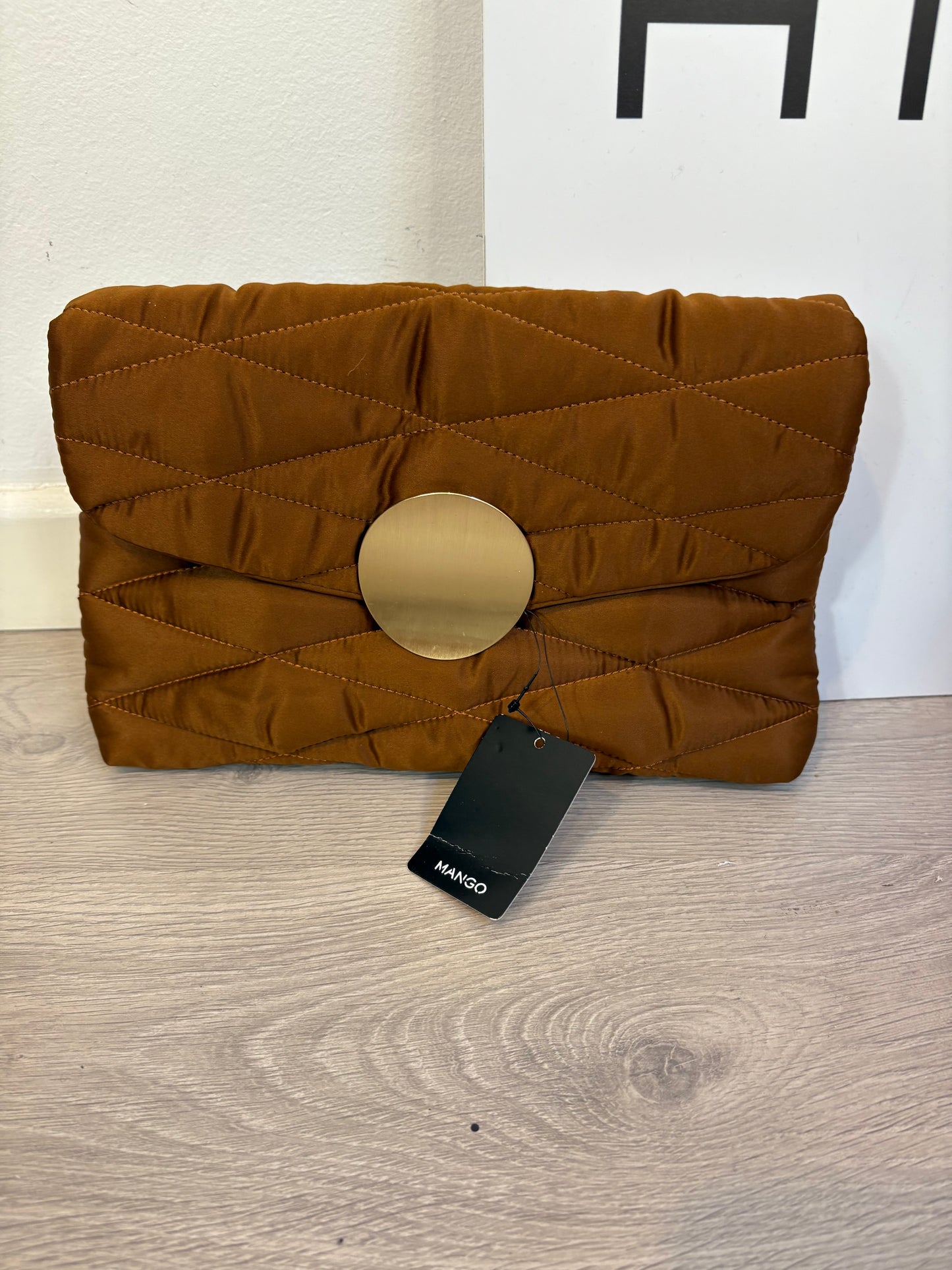 MANGO. Cartera de mano acolchada